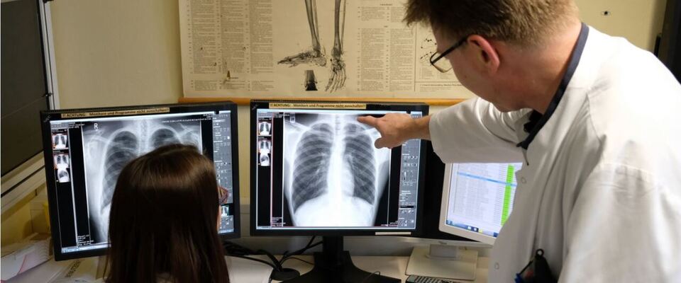 Zwei Ärzte begutachten ein Röntgenbild der Lunge