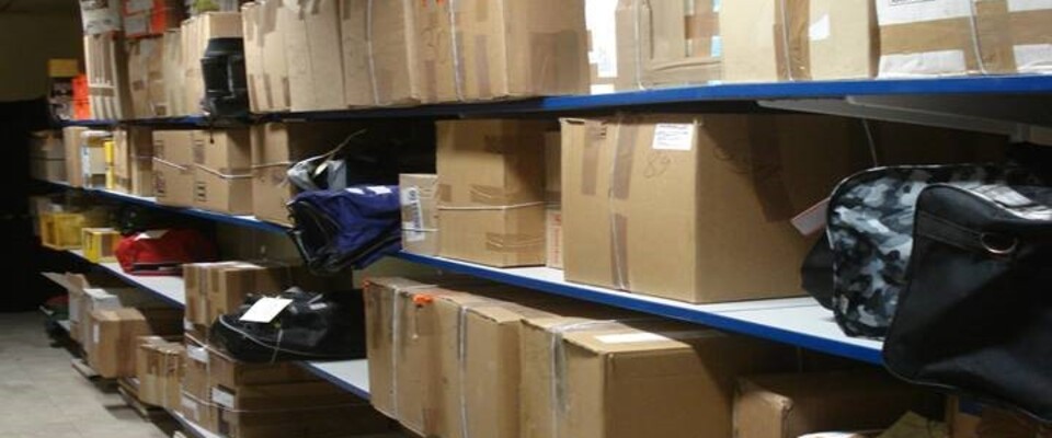 Ein Bild von einem Regal voller Pakete in der Beutelkammer