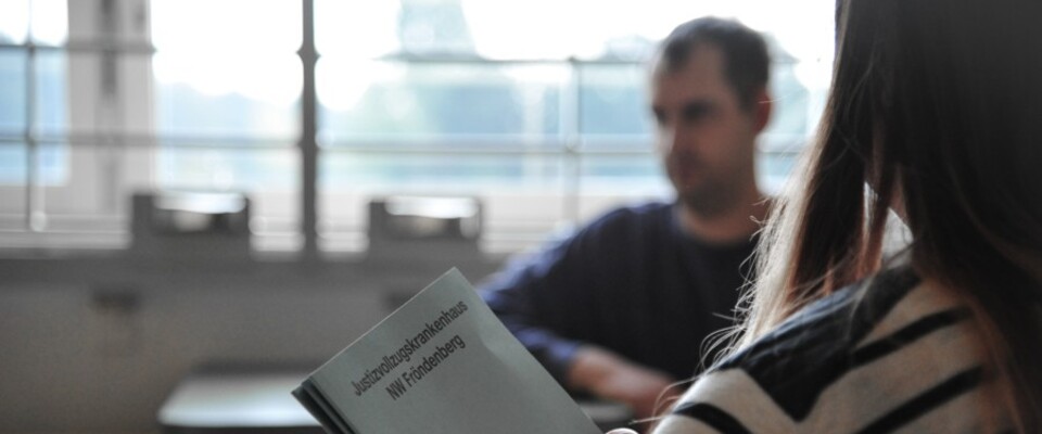 Patientengespräch mit der Psychiaterin in einem Haftraum