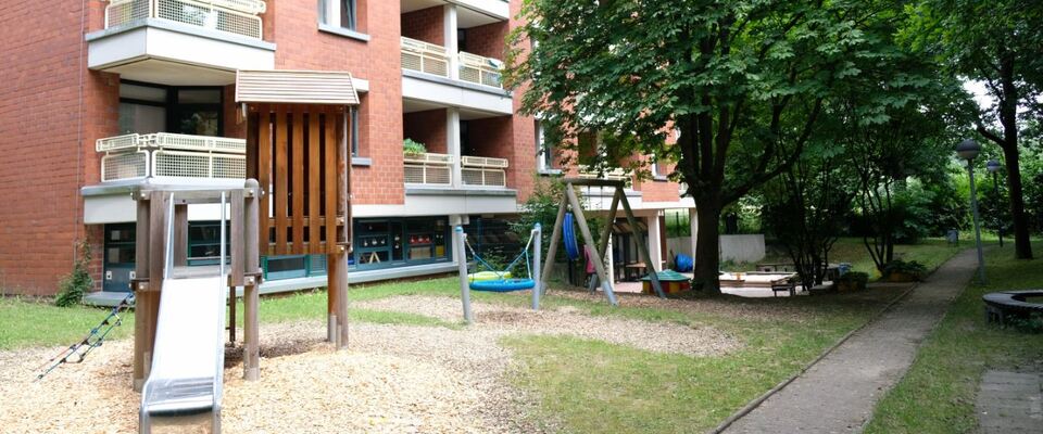 Hier sehen sie die Außenansicht der MKE mit dem hauseigenen Spielplatz