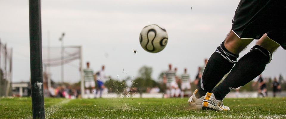Ein vom Spieler geschossener Ball Richtung Tor