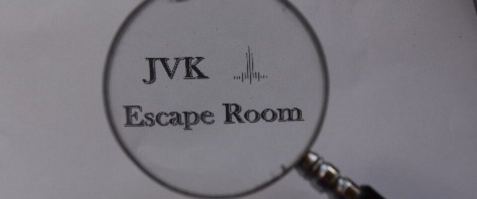 Eine Lupe über einem Blatt in dem JVK Escape Room steht
