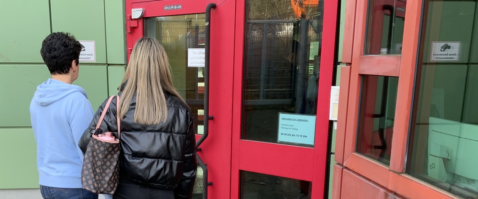 Zwei Besucherinnen vor der Außenpforte